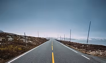 Carretera recta que se pierde en el horizonte